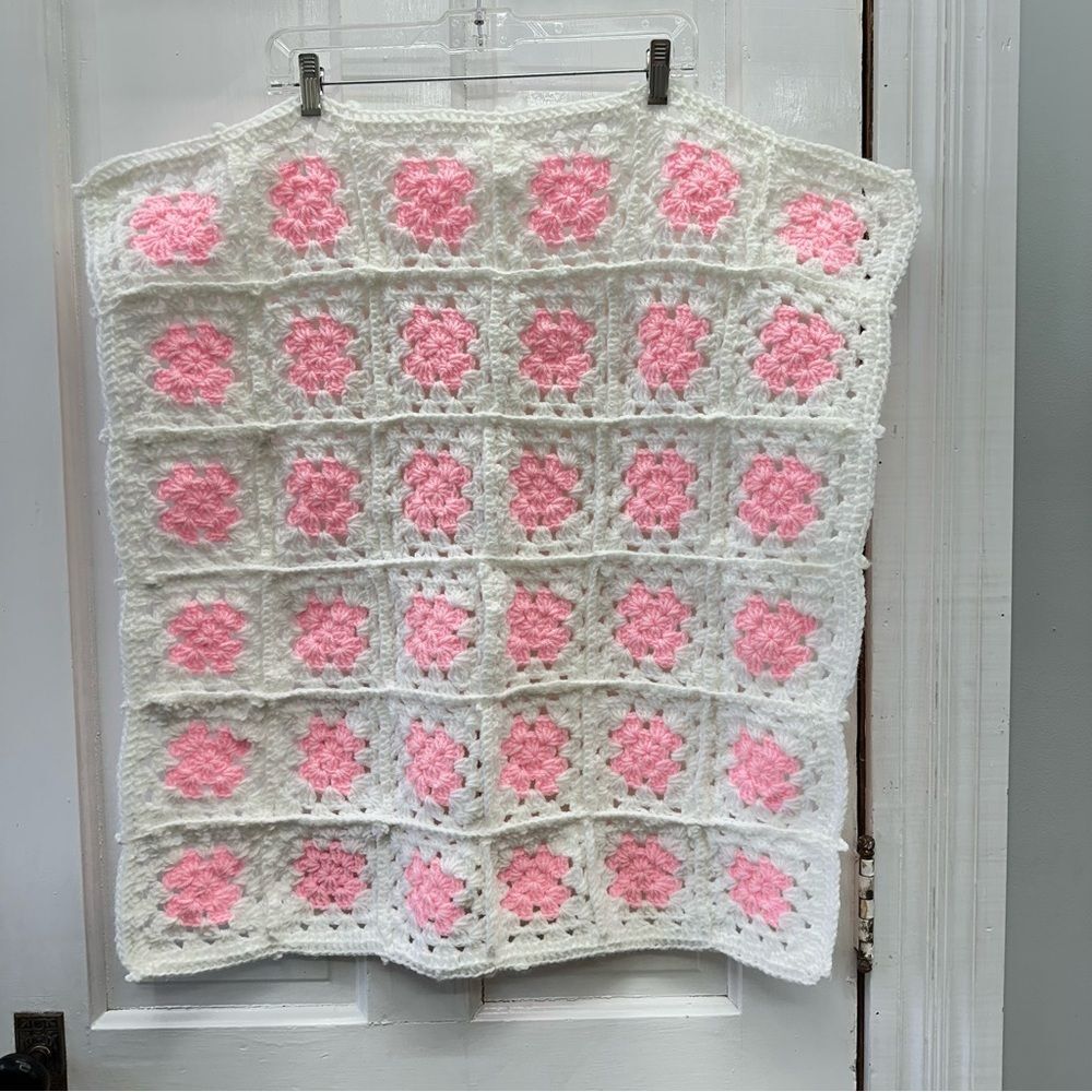 granny square baby‎ lap blanket white and pink. 28 x 28 blanket
